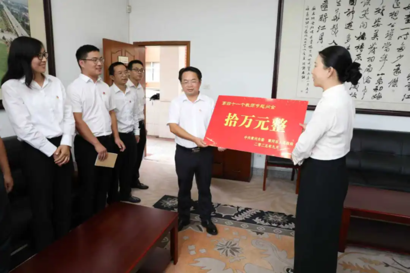市委副書(shū)記、市長(zhǎng)劉潔到黃岡中學(xué)開(kāi)展教師節(jié)走訪(fǎng)慰問(wèn)活動(dòng)